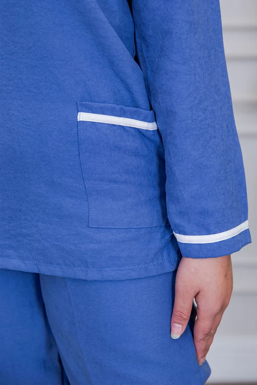 بيجامة عاملة قطعتين متعددة الألوان بلوزة بياقة مطوية بأزرار و جيوب من الأمام بأكمام طويلة مع بنطلون طويل