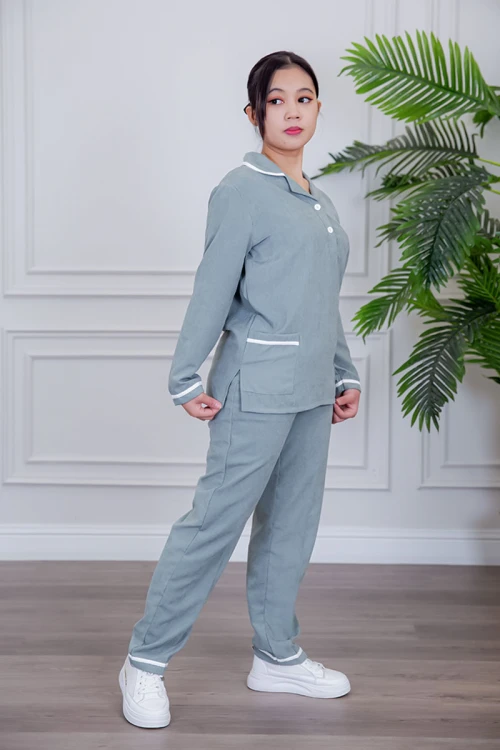 بيجامة عاملة قطعتين متعددة الألوان بلوزة بياقة مطوية بأزرار و جيوب من الأمام بأكمام طويلة مع بنطلون طويل