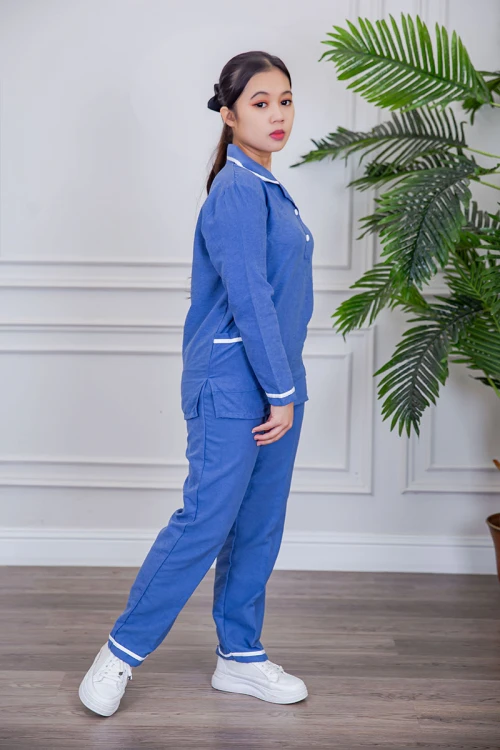 بيجامة عاملة قطعتين متعددة الألوان بلوزة بياقة مطوية بأزرار و جيوب من الأمام بأكمام طويلة مع بنطلون طويل