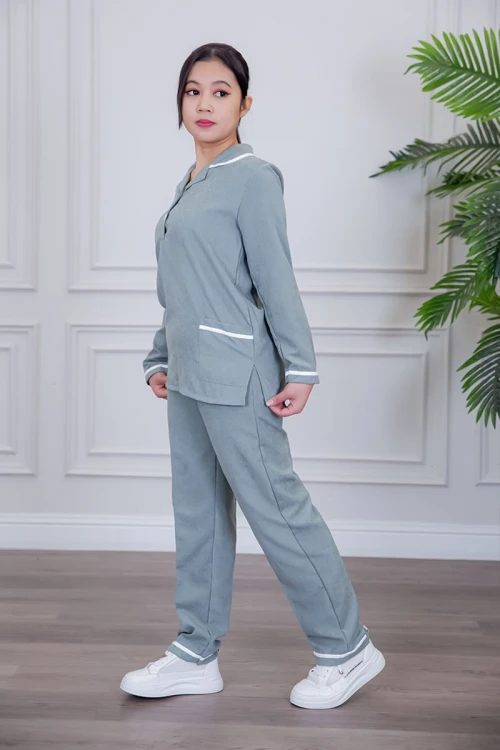 بيجامة عاملة قطعتين متعددة الألوان بلوزة بياقة مطوية بأزرار و جيوب من الأمام بأكمام طويلة مع بنطلون طويل