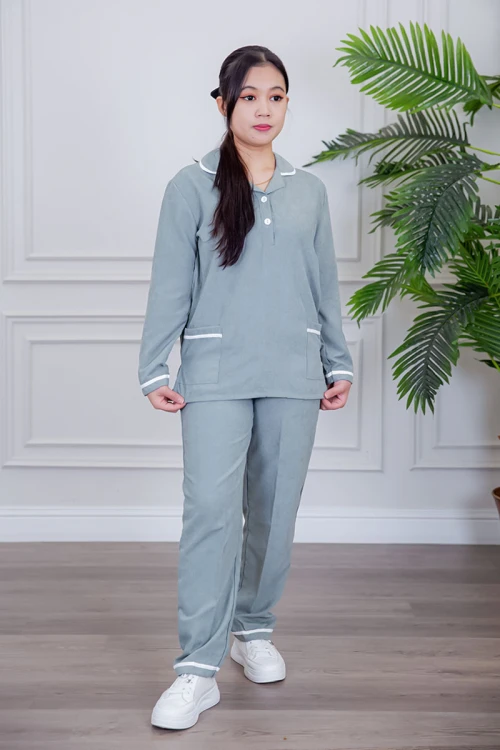 بيجامة عاملة قطعتين متعددة الألوان بلوزة بياقة مطوية بأزرار و جيوب من الأمام بأكمام طويلة مع بنطلون طويل