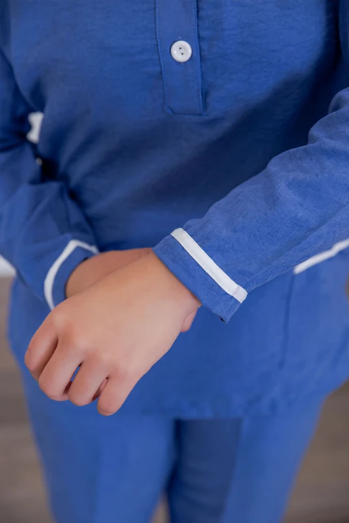 بيجامة عاملة قطعتين متعددة الألوان بلوزة بياقة مطوية بأزرار و جيوب من الأمام بأكمام طويلة مع بنطلون طويل