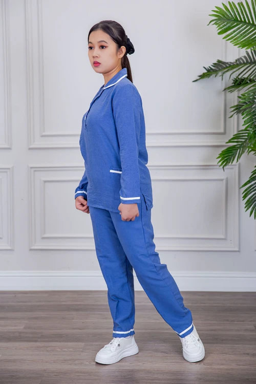 بيجامة عاملة قطعتين متعددة الألوان بلوزة بياقة مطوية بأزرار و جيوب من الأمام بأكمام طويلة مع بنطلون طويل