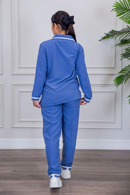 بيجامة عاملة قطعتين متعددة الألوان بلوزة بياقة مطوية بأزرار و جيوب من الأمام بأكمام طويلة مع بنطلون طويل