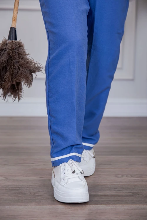 بيجامة عاملة قطعتين متعددة الألوان بلوزة بياقة مطوية بأزرار و جيوب من الأمام بأكمام طويلة مع بنطلون طويل