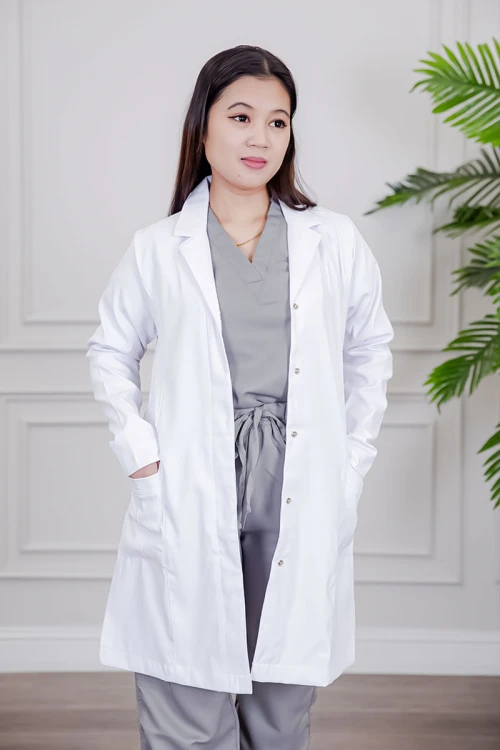 بالطو طبي لابكوت قصير لون أبيض بياقة مطوية و أزرار طقطق من الأمام و بجيوب من الجانبين