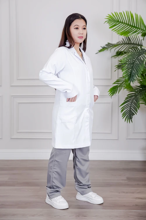 بالطو طبي لابكوت قصير لون أبيض بياقة مطوية و أزرار طقطق من الأمام و بجيوب من الجانبين