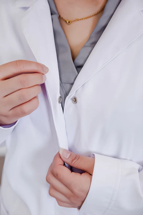 بالطو طبي لابكوت قصير لون أبيض بياقة مطوية و أزرار طقطق من الأمام و بجيوب من الجانبين