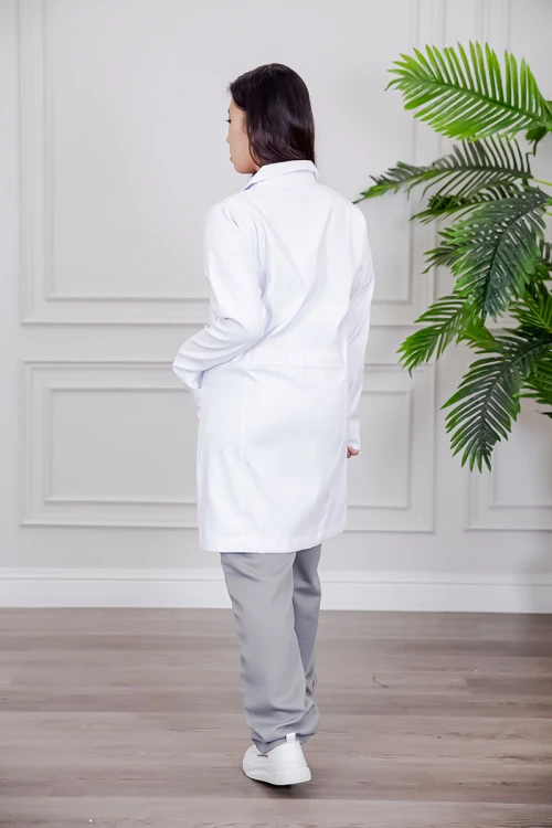 بالطو طبي لابكوت قصير لون أبيض بياقة مطوية و أزرار طقطق من الأمام و بجيوب من الجانبين