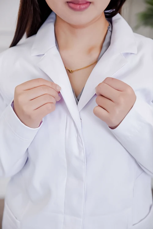 بالطو طبي لابكوت قصير لون أبيض بياقة مطوية و أزرار طقطق من الأمام و بجيوب من الجانبين