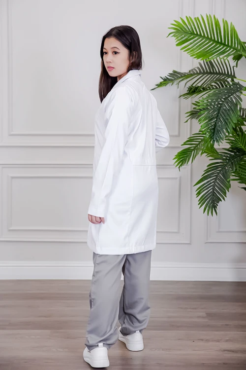 بالطو طبي لابكوت قصير لون أبيض بياقة مطوية و أزرار طقطق من الأمام و بجيوب من الجانبين