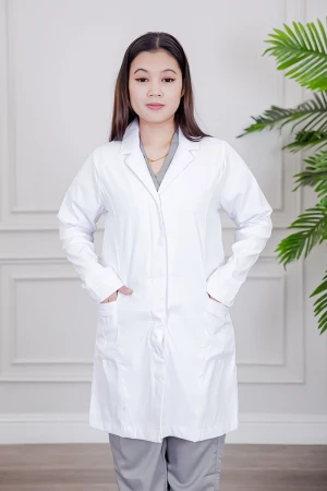 بالطو طبي لابكوت قصير لون أبيض بياقة مطوية و أزرار طقطق من الأمام و بجيوب من الجانبين 