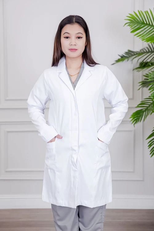 بالطو طبي لابكوت قصير لون أبيض بياقة مطوية و أزرار طقطق من الأمام و بجيوب من الجانبين