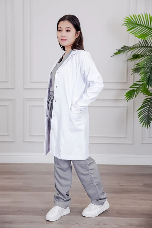 بالطو طبي لابكوت قصير لون أبيض بياقة مطوية و أزرار طقطق من الأمام و بجيوب من الجانبين