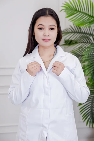 بالطو طبي لابكوت قصير لون أبيض بياقة مطوية و أزرار طقطق من الأمام و بجيوب من الجانبين 