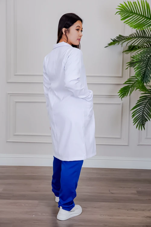 بالطو طبي لابكوت قصير لون أبيض بياقة مطوية و أزرار من الأمام و بجيوب من الجانبين