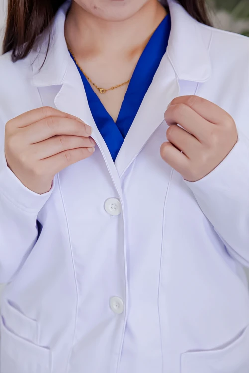 بالطو طبي لابكوت قصير لون أبيض بياقة مطوية و أزرار من الأمام و بجيوب من الجانبين