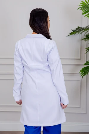 بالطو طبي لابكوت قصير لون أبيض بياقة مطوية و أزرار من الأمام و بجيوب من الجانبين 