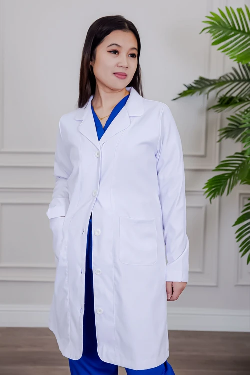 بالطو طبي لابكوت قصير لون أبيض بياقة مطوية و أزرار من الأمام و بجيوب من الجانبين