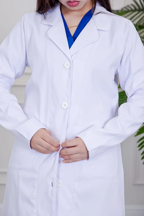 بالطو طبي لابكوت قصير لون أبيض بياقة مطوية و أزرار من الأمام و بجيوب من الجانبين