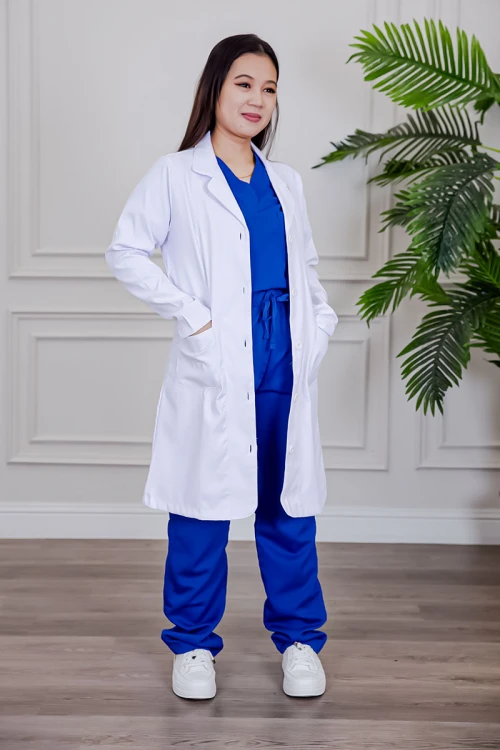 بالطو طبي لابكوت قصير لون أبيض بياقة مطوية و أزرار من الأمام و بجيوب من الجانبين