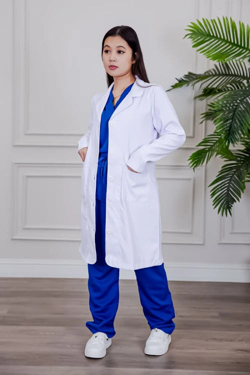 بالطو طبي لابكوت قصير لون أبيض بياقة مطوية و أزرار من الأمام و بجيوب من الجانبين