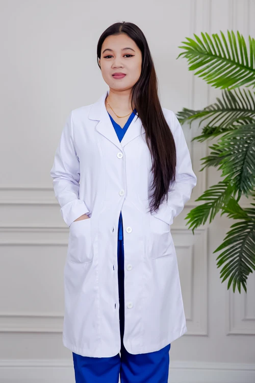 بالطو طبي لابكوت قصير لون أبيض بياقة مطوية و أزرار من الأمام و بجيوب من الجانبين