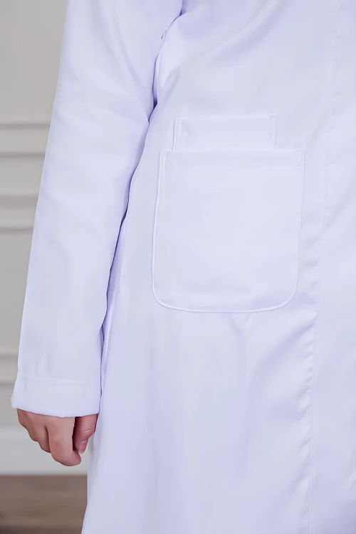 بالطو طبي لابكوت قصير لون أبيض بياقة مطوية و أزرار من الأمام و بجيوب من الجانبين