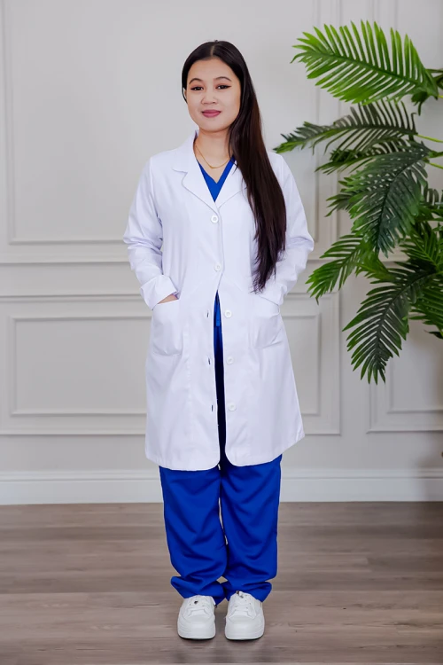 بالطو طبي لابكوت قصير لون أبيض بياقة مطوية و أزرار من الأمام و بجيوب من الجانبين