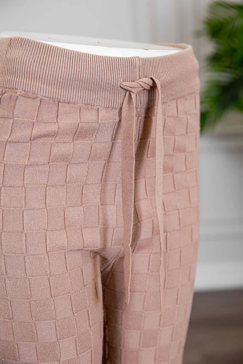 بنطلون نسائي شتوي طويل لون بني فاتح على شكل مربعات برباط في الخصر