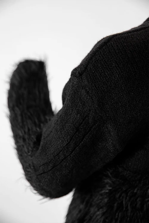 بلوزة نسائية شتوية لون أسود مزينة بخيوط طويلة بأزرار أمامية كبيرة و بأكمام طويلة