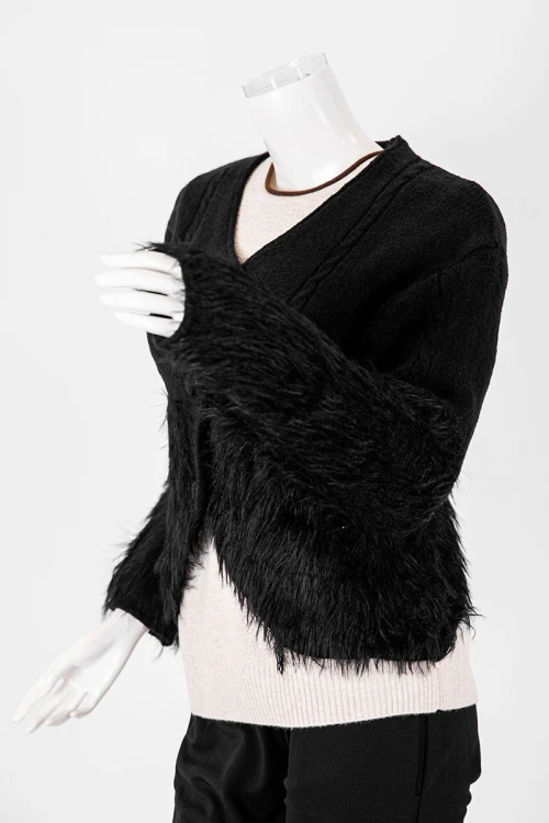 بلوزة نسائية شتوية لون أسود مزينة بخيوط طويلة بأزرار أمامية كبيرة و بأكمام طويلة