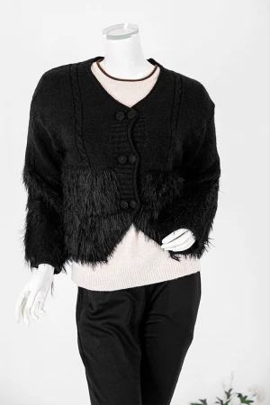 بلوزة نسائية شتوية لون أسود مزينة بخيوط طويلة بأزرار أمامية كبيرة و بأكمام طويلة 