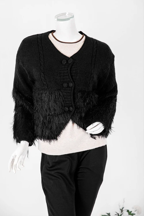 بلوزة نسائية شتوية لون أسود مزينة بخيوط طويلة بأزرار أمامية كبيرة و بأكمام طويلة