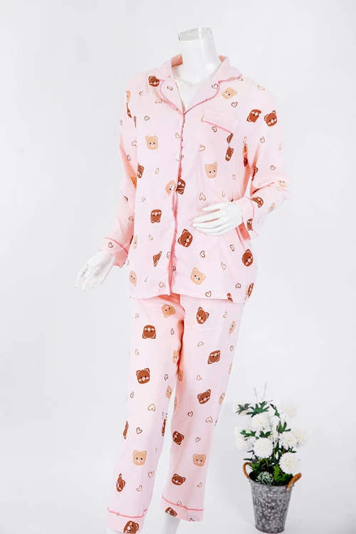 بجامة نسائية قطعتين لون خربزي مزينة برسومات بلوزة بياقة مطوية و جيب و أزرار من الأمام بأكمام طويلة مع بنطلون طويل