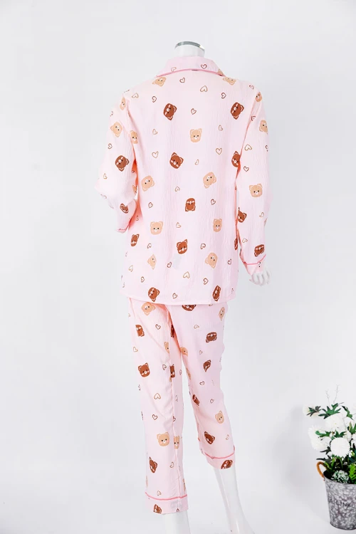 بجامة نسائية قطعتين لون خربزي مزينة برسومات بلوزة بياقة مطوية و جيب و أزرار من الأمام بأكمام طويلة مع بنطلون طويل