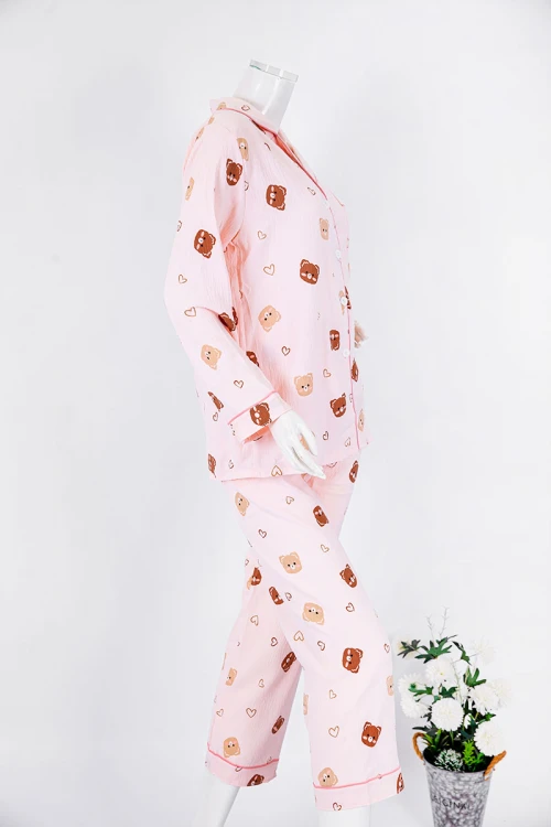 بجامة نسائية قطعتين لون خربزي مزينة برسومات بلوزة بياقة مطوية و جيب و أزرار من الأمام بأكمام طويلة مع بنطلون طويل