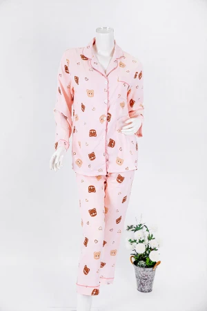 بجامة نسائية قطعتين لون خربزي مزينة برسومات بلوزة بياقة مطوية و جيب و أزرار من الأمام بأكمام طويلة مع بنطلون طويل 