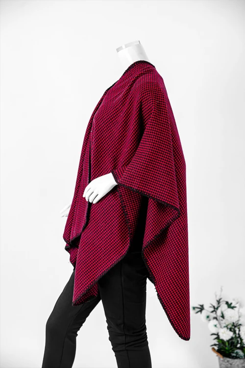 شال شتوي نسائي لون أسود و أحمر بأطراف باللون الأسود