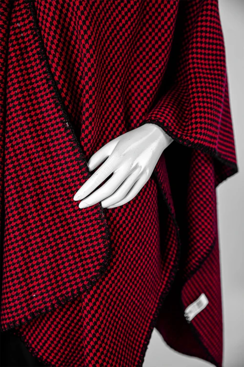 شال شتوي نسائي لون أسود و أحمر بأطراف باللون الأسود