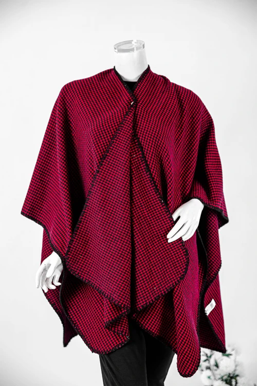 شال شتوي نسائي لون أسود و أحمر بأطراف باللون الأسود