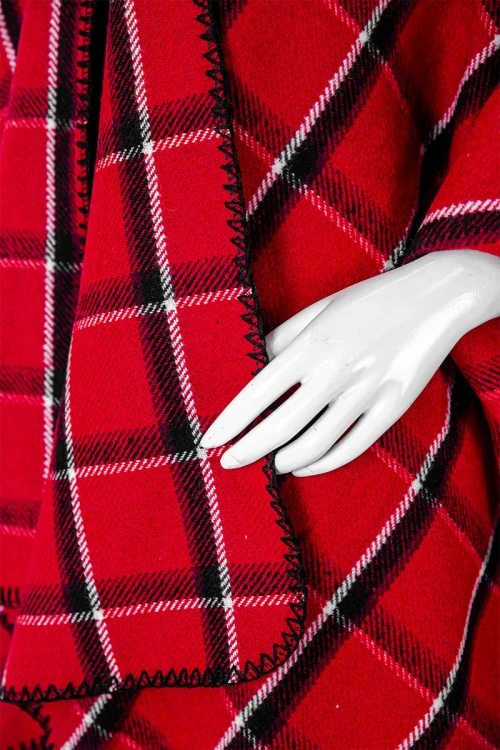 شال شتوي نسائي كاروهات لون أحمر مزين بخيوط باللون الأسود و الأبيض