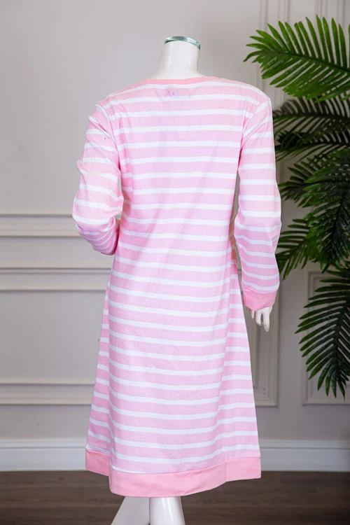 قميص نسائي شتوي ميدي مخطط لون أبيض و وردي مزين بكتابات و رسومات من الأمام ياقة دائرية و بأكمام طويلة