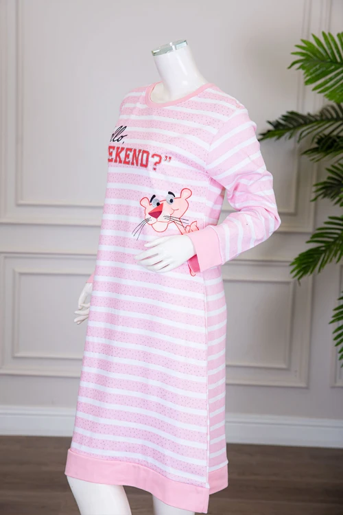 قميص نسائي شتوي ميدي مخطط لون أبيض و وردي مزين بكتابات و رسومات من الأمام ياقة دائرية و بأكمام طويلة