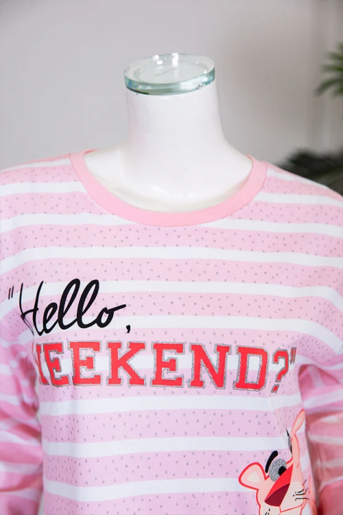 قميص نسائي شتوي ميدي مخطط لون أبيض و وردي مزين بكتابات و رسومات من الأمام ياقة دائرية و بأكمام طويلة