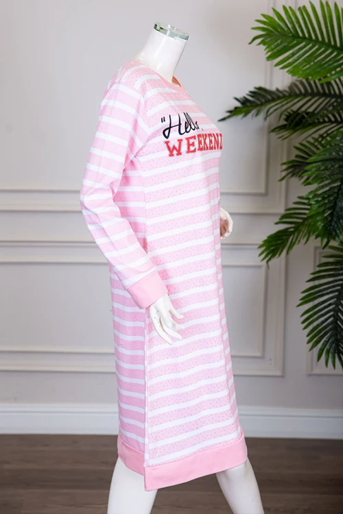 قميص نسائي شتوي ميدي مخطط لون أبيض و وردي مزين بكتابات و رسومات من الأمام ياقة دائرية و بأكمام طويلة