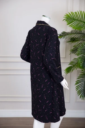 قميص نسائي شتوي ميدي لون أسود مزين بنجوم وردية و بكتابات رسومات و جيب من الأمام ياقة مطوية بأزرار و بأكمام طويلة