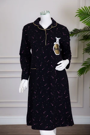 قميص نسائي شتوي ميدي لون أسود مزين بنجوم وردية و بكتابات رسومات و جيب من الأمام ياقة مطوية بأزرار و بأكمام طويلة