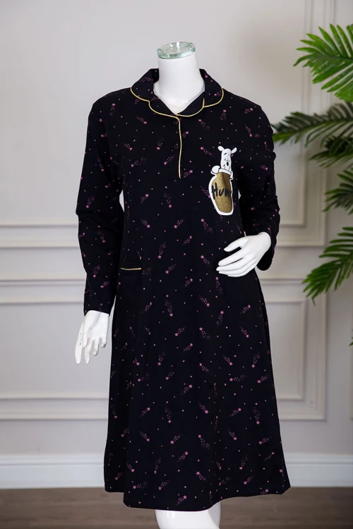 قميص نسائي شتوي ميدي لون أسود مزين بنجوم وردية و بكتابات رسومات و جيب من الأمام ياقة مطوية بأزرار و بأكمام طويلة