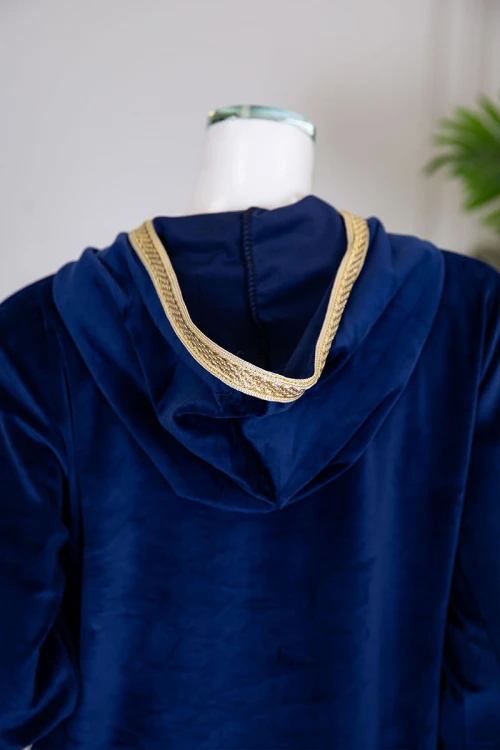 قميص نسائي شتوي طويل لون كحلي بتطريز ذهبي ياقة بقبعة متصلة و بأكمام طويلة